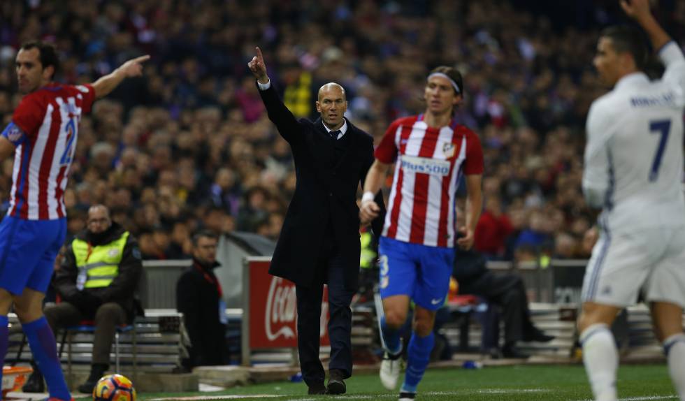 Zidane da instrucciones desde la banda en el derbi del sábado.rn 