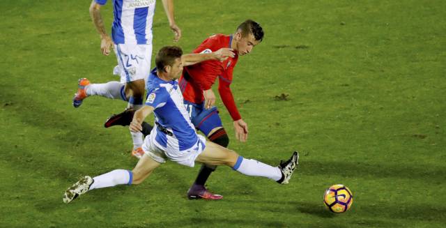Mart&iacute;n y Timor luchan por el bal&oacute;n.