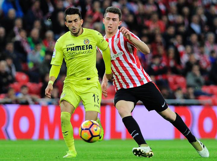 Nicola Sansone pugna con Aymeric Laporte, zaguero del Athletic. Nicola Sansone pugna con Aymeric Laporte, zaguero del Athletic.