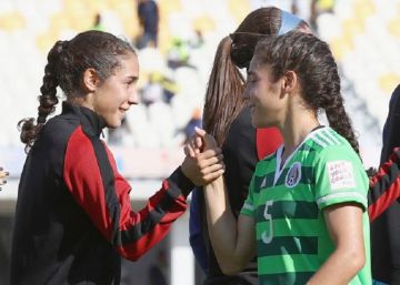Las gemelas que el fútbol dividió