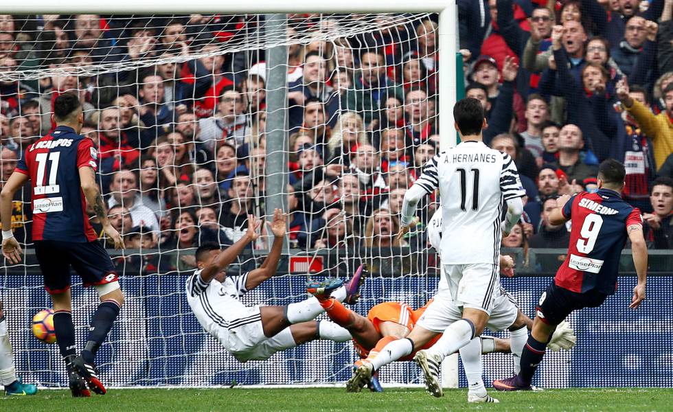 Chute de Gio Simeone contra a meta de Buffon.