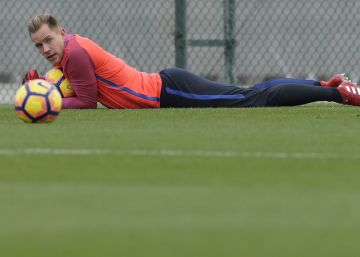 Ter Stegen não arrisca tanto com os pés em seu primeiro clássico