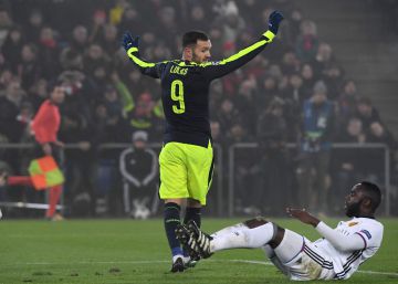 Lucas Pérez relanza al Arsenal con un triplete