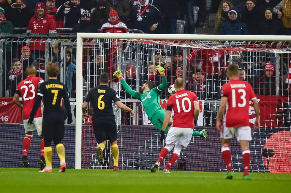 Oblak no puede evitar el lanzamiento de falta de Lewandowski que dio el triunfo al Bayern.