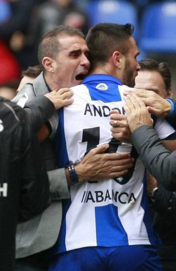 Garitano se abraza a Florin Andone tras un gol del Deportivo.