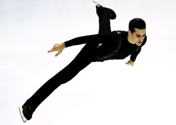 Javier Fernández, con la cabeza solo en el hielo