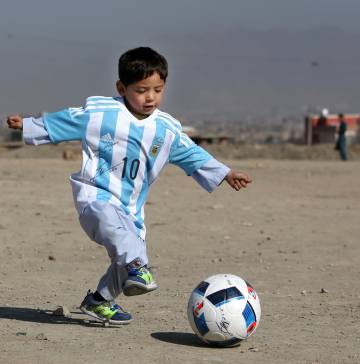 Murtaza, a Kabul, amb la samarreta de l'Argentina que li va regalar Messi.
