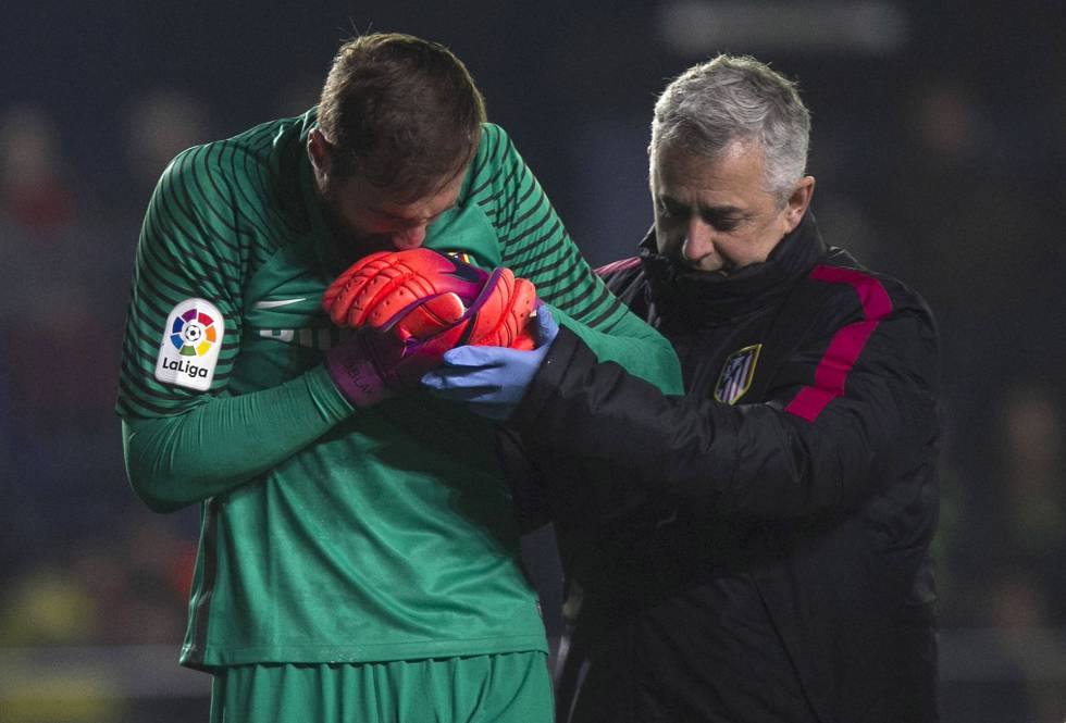 Oblak, tras lesionarse durante el partido frente al Villarreal.