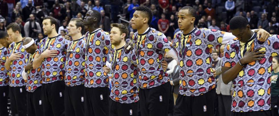 Los jugadores de Milwaukee, con las camisetas en honor de Sager, durante el minuto de silencia ante de su partido contra Chicago.