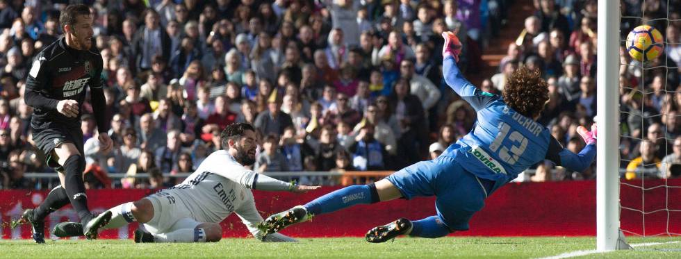 Isco bate a Ochoa para firmar su segundo gol.
