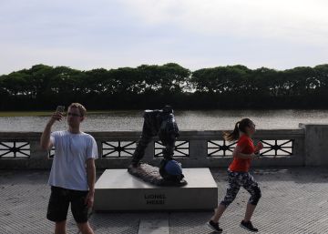 Apareix trencada l’estàtua de Messi a Buenos Aires