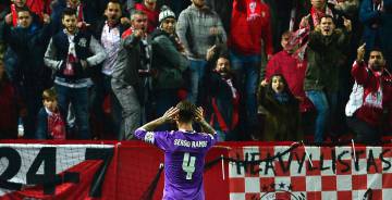 Sergio Ramos se encara con la afición del Pizjuán. Sergio Ramos se encara con la afición del Pizjuán.