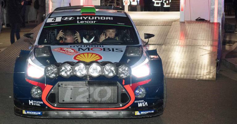 Hayden Paddon, en el inicio de la carrera, ayer. Hayden Paddon, en el inicio de la carrera, ayer.