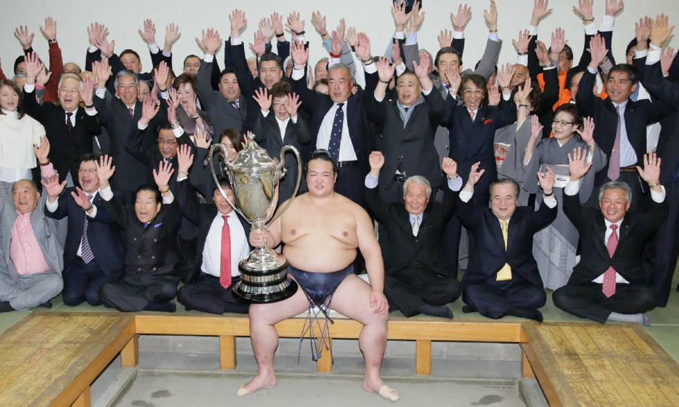 Kisenosato, con la copa de ganador del torneo de enero.