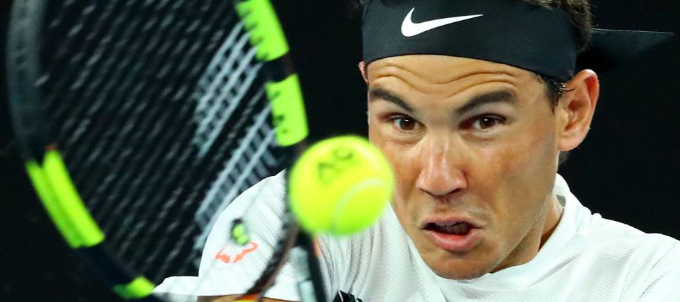 Nadal devuelve la pelota durante el partido de ayer.