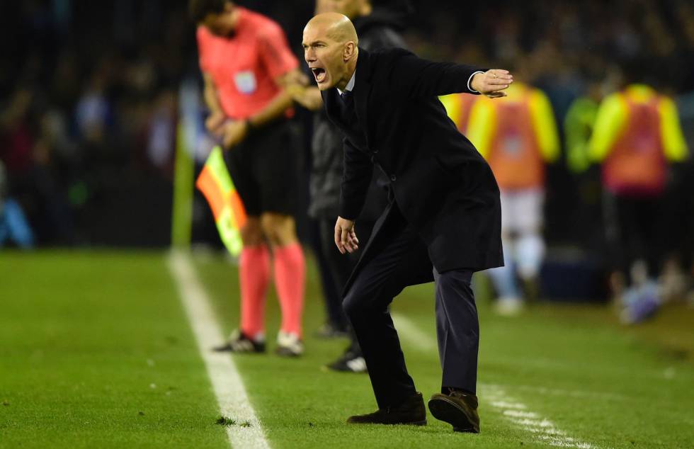 Zidane gritando instrucciones durante el partido de Copa contra el Celta. 