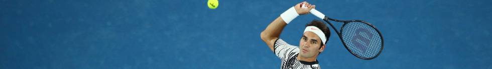 Federer volea durante el partido en la Rod Laver de Melbourne Park.