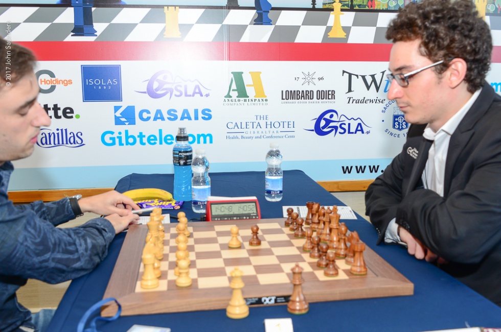 Fabiano Caruana, a la derecha, al comienzo de la partida que empató con el argentino Leandro Krysa