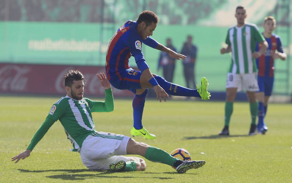 Neymar pugna amb Piccini.
