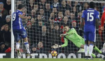 Mignolet detiene el penalti lanzado por Diego Costa.