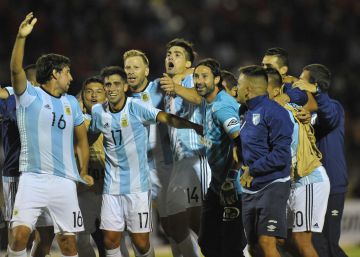 Atlético Tucumán: una hora de retraso, camisetas prestadas y clasificación Atlético Tucumán: una hora de retraso, camisetas prestadas y clasificación