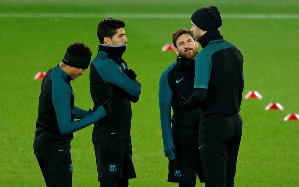Neymar, Suárez y Messi observan a Piqué en el entrenamiento en París.