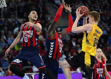 El Baskonia gana al Tenerife en un duelo mano a mano El Baskonia gana al Tenerife en un duelo mano a mano