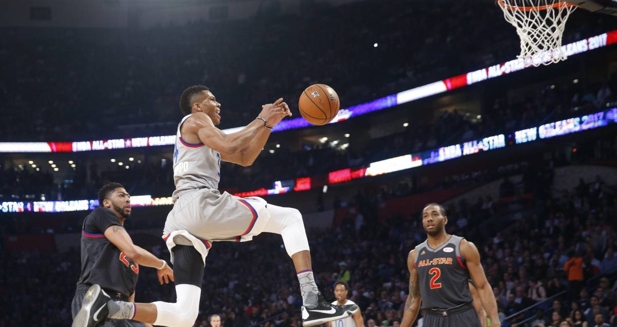 Giannis Antetokounmpo se dispone a encestar. Giannis Antetokounmpo se dispone a encestar.