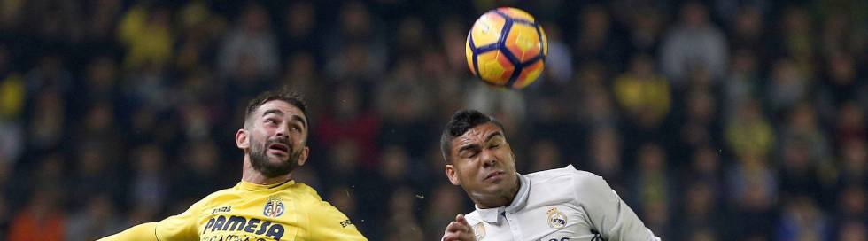 Adrián y Casemiro disputan un balón aéreo.