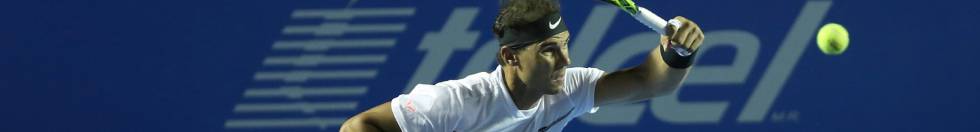 Nadal devuelve la pelota durante el partido ante Zverev.