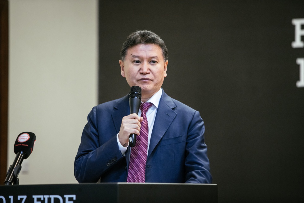 El ruso Kirsán Iliumyínov, presidente de la FIDE, el martes en la clausura del Gran Premio de Sharjah (Emiratos Árabes Unidos)