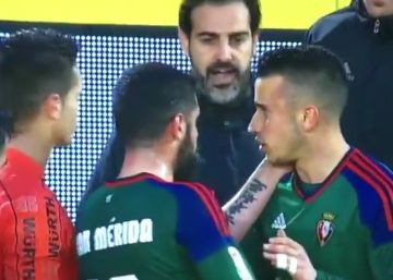 Berenguer sufre un golpe en la cabeza, se niega a salir del campo y luego no puede seguir