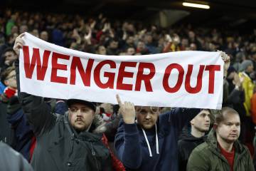 Aficionados del Arsenal piden la salida de Wenger durante el último partido jugado por el equipo en Liverpool.