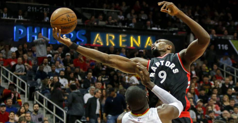 Ibaka rebotea ante Millsap.