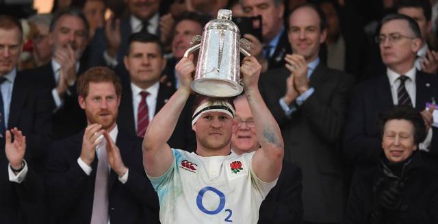 Dylan Hartley con la Copa Calcutta.