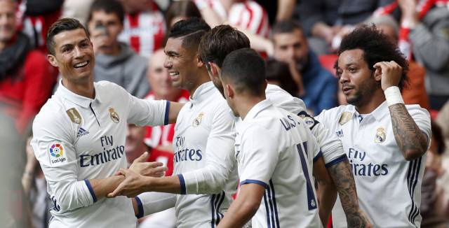 Los jugadores del Madrid felicitan a Casemiro.