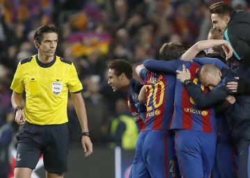 El árbitro Aytekin junto a los jugadores del Barça.