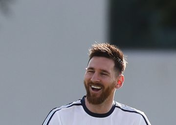 BAS01. BUENOS AIRES (ARGENTINA), 21032017.- El jugador Lionel Messi de la selección de fútbol de Argentina participa hoy, martes 21 de marzo de 2017, en un entrenamiento en el predio de la Asociación de Fútbol Argentino (AFA) en Ezeiza, Buenos Aires (Argentina). La selección argentina se enfrentará con a Chile el jueves 23 de marzo de 2017, por las eliminatorias al mundial Rusia 2018. EFEDavid Fernández