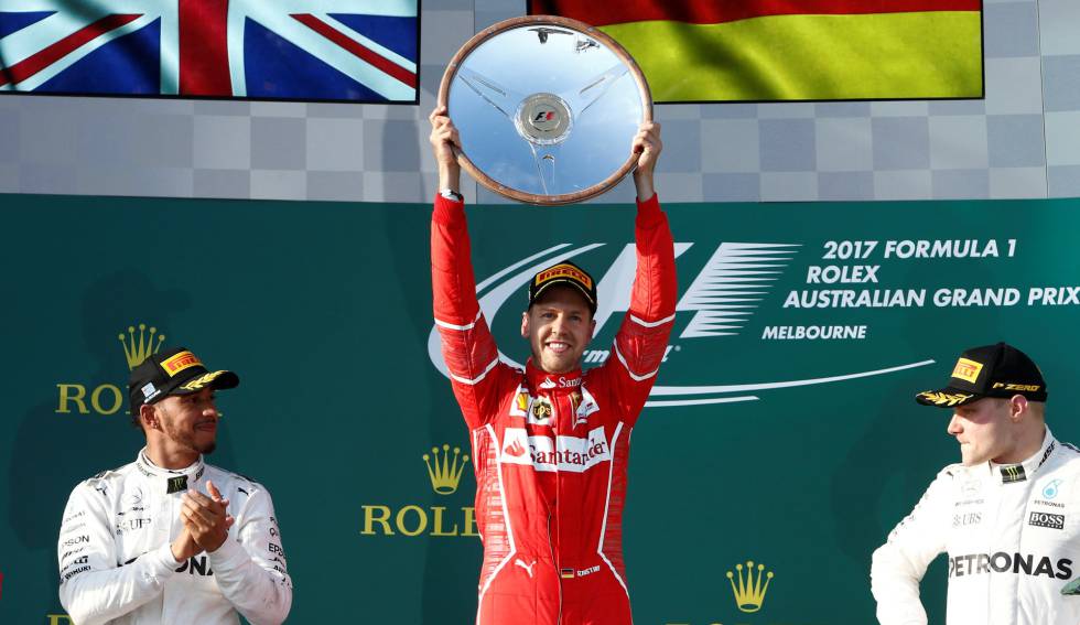 Sebastian Vettel (c) celebra su victoria en el pódium junto con Lewis Hamilton (izquierda) y Valtteri Bottas, en segunda y tercera posición.