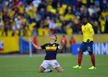 James Rodriguez celebra después de apuntar un gol contra Ecuador en Quito. 