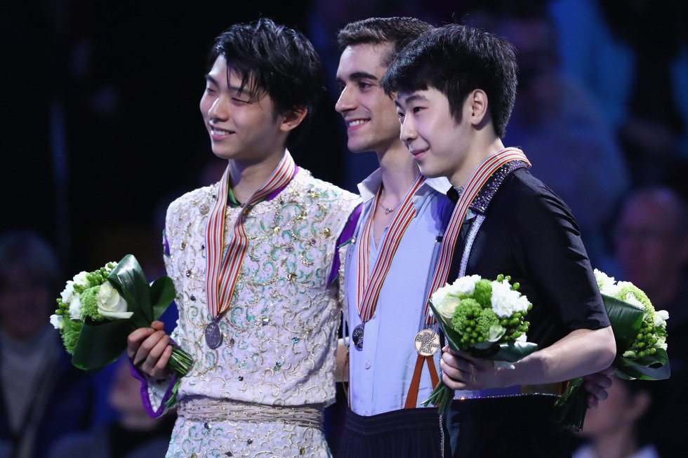 Hanyu, izquierda, y Fernández, centro, en el Mundial de 2015.