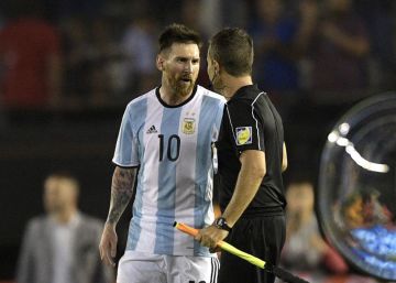 Messi alega que no insultó al juez de línea, sino “al aire” Messi alega que no insultó al juez de línea, sino “al aire”
