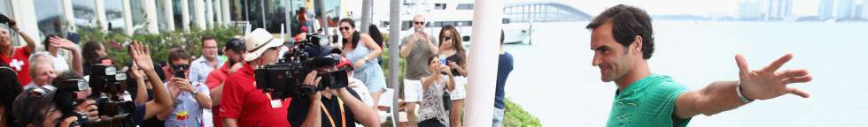 Federer posa frente a los fotógrafos en Miami.