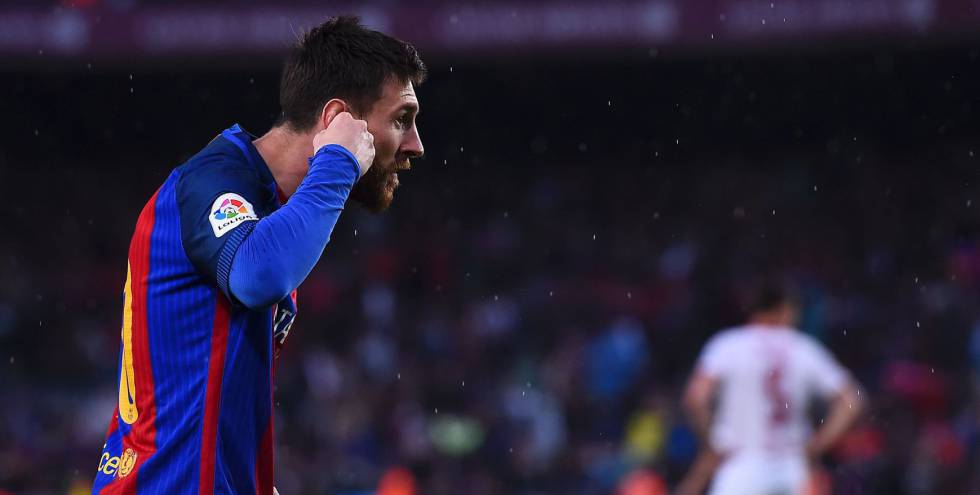 Messi se pinta la cara para los niños del Sant Joan de Déu.