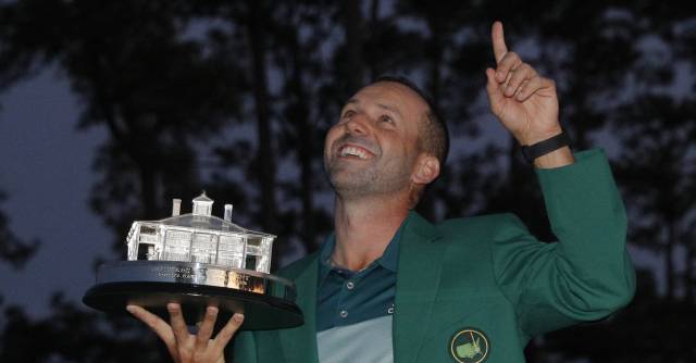 Sergio García recoge el trofeo y apunta al cielo.