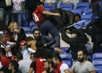 Una brutal pelea entre hinchas obliga a retrasar el Olympique de Lyon - Besiktas