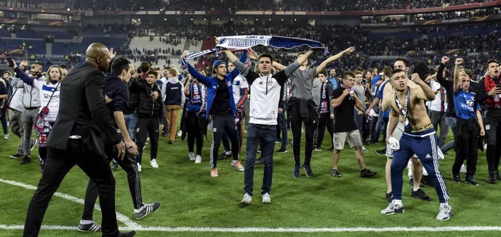 Torcedores em campo.