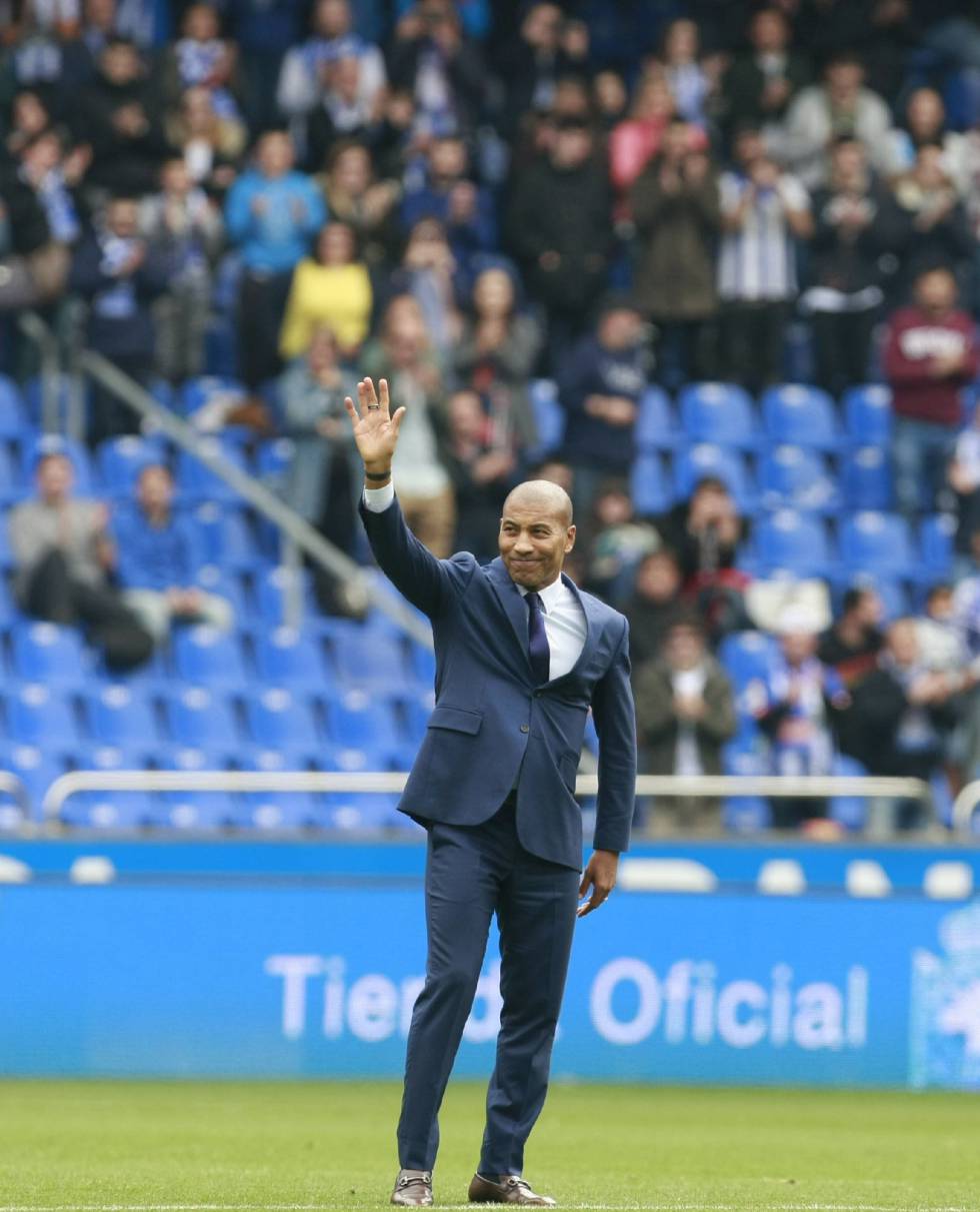 Mauro Silva saluda desde el césped de Riazor durante el descanso del partido entre Deportivo y Málaga.