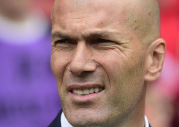 Cuando Zidane mira a su banquillo