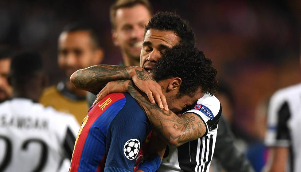 Alves consuela a Neymar. 